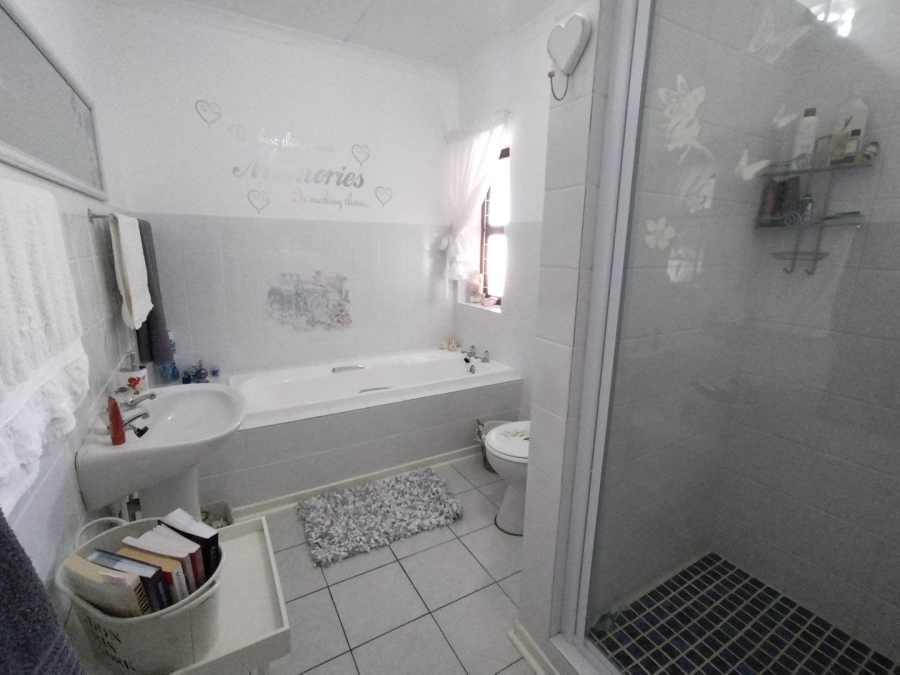 5 Bedroom Property for Sale in Wavecrest Eastern Cape